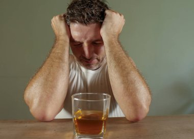 Genç israf ve kirli singlet viski duygu alkolizm sorunu ve alkol bağımlılığı izole arka planda alkollü kavramı üzerinde acı umutsuz bardak içme alkol bağımlısı adam depresif