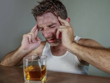 Genç israf ve kirli singlet viski duygu alkolizm sorunu ve alkol bağımlılığı izole arka planda alkollü kavramı üzerinde acı umutsuz bardak içme alkol bağımlısı adam depresif
