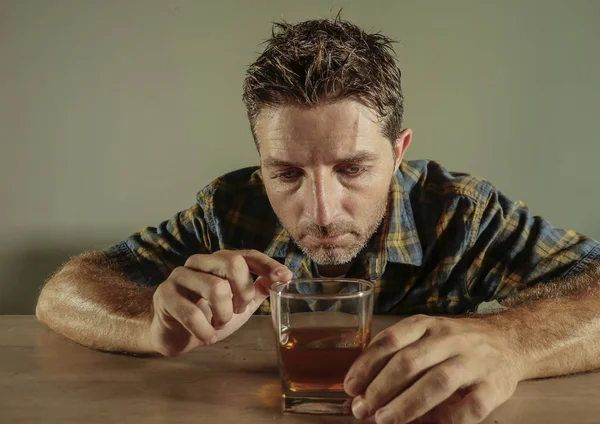 Retrato Isolado Jovem Bêbado Viciado Alcoólatra Bebendo Copo Uísque Bêbado — Fotografia de Stock