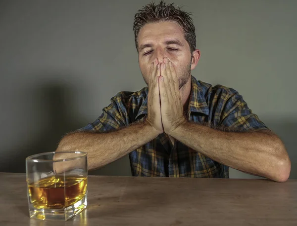 Geïsoleerde Portret Van Jonge Dronken Verslaafde Alcoholische Man Whisky Glas — Stockfoto