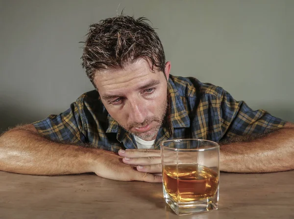 若者の飲酒常習者とウィスキー グラスを飲むアルコールの男性の孤立した肖像画酔ってアルコール依存症の概念に彼のアルコール中毒や虐待の問題を探して誘惑に無駄な抵抗 — ストック写真