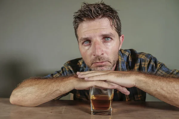 Fiatal Kárba Nyomott Alkohol Rabja Ember Piszkos Szingulett Pohár Whiskey — Stock Fotó