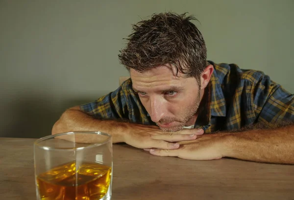Geïsoleerde Portret Van Jonge Dronken Verslaafde Alcoholische Man Whisky Glas — Stockfoto