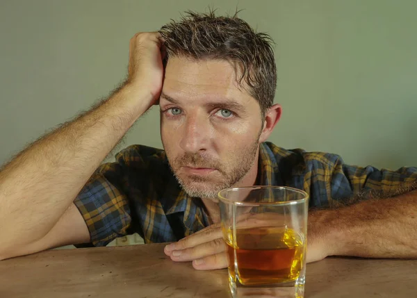 若者の飲酒常習者とウィスキー グラスを飲むアルコールの男性の孤立した肖像画酔ってアルコール依存症の概念に彼のアルコール中毒や虐待の問題を探して誘惑に無駄な抵抗 — ストック写真