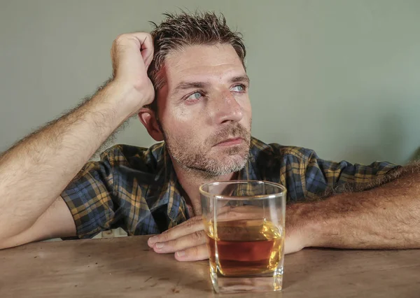 Retrato Aislado Joven Adicto Borracho Hombre Alcohólico Bebiendo Vaso Whisky — Foto de Stock