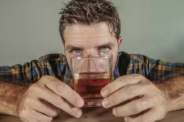 Ritratto Isolato Giovane Ubriaco Tossicodipendente Alcolizzato Bere Bicchiere Whisky Ubriaco — Foto Stock