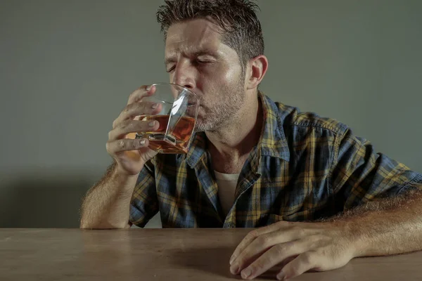 Jeune Homme Attrayant Gâché Déprimé Toxicomane Alcoolique Avec Verre Whisky — Photo