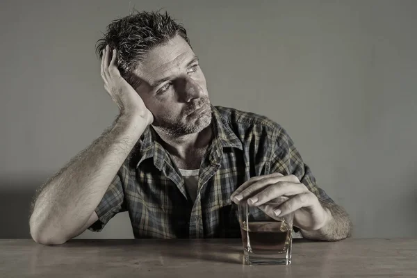 Jonge Aantrekkelijke Verspild Depressief Verslaafde Alcoholische Man Met Whisky Glas — Stockfoto