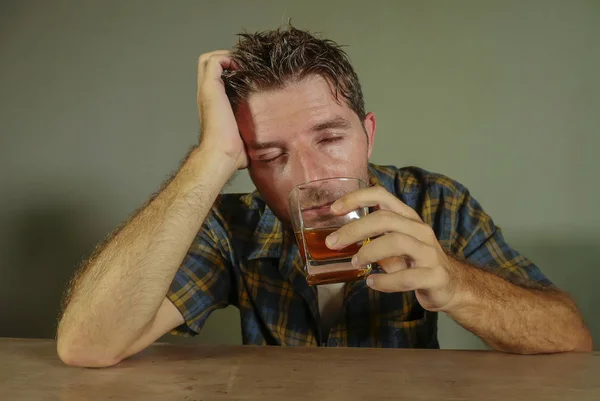 Giovane Attraente Sprecato Depresso Tossicodipendente Alcolizzato Uomo Con Bicchiere Whisky — Foto Stock