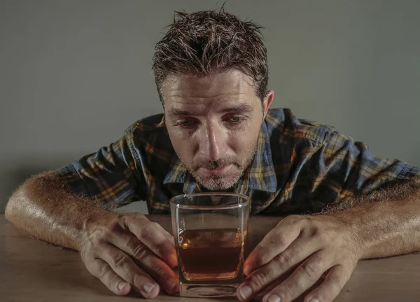 Fiatal Vonzó Elpusztít Depressziós Rabja Alkoholos Ember Whiskey Pohár Átgondolt — Stock Fotó