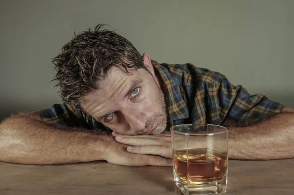 Mladá Atraktivní Zbytečně Depresi Narkoman Alkoholik Muž Skleničku Whiskey Promyšlené — Stock fotografie