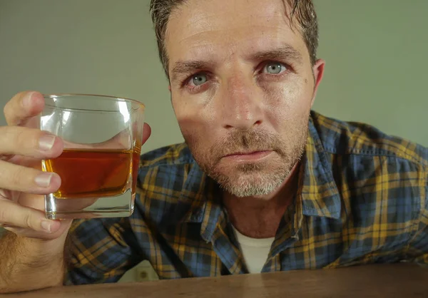 Jonge Aantrekkelijke Verspild Depressief Verslaafde Alcoholische Man Met Whisky Glas — Stockfoto
