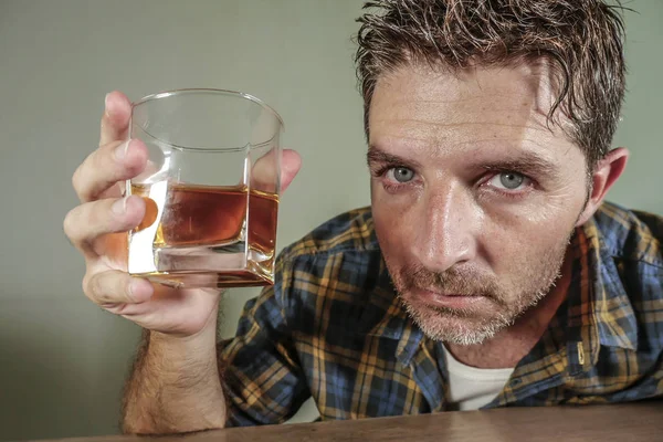 Giovane Attraente Sprecato Depresso Tossicodipendente Alcolizzato Uomo Con Bicchiere Whisky — Foto Stock