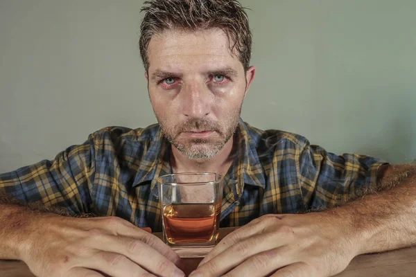 매력적인 중독자와 위스키 알코올 중독과 알코올 문제에 빠지지 실패와 — 스톡 사진