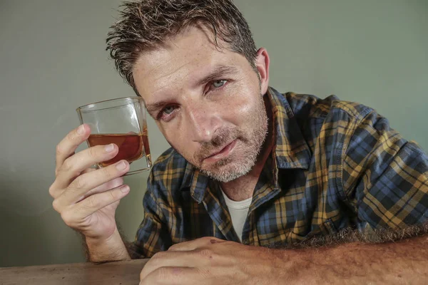 Joven Borracho Adicto Alcohólico Hombre Beber Whisky Vaso Intoxicado Desperdiciado — Foto de Stock