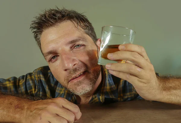 Joven Borracho Adicto Alcohólico Hombre Beber Whisky Vaso Intoxicado Desperdiciado — Foto de Stock