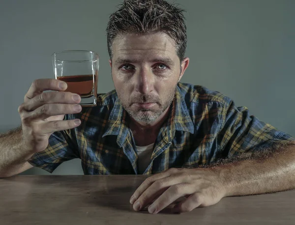 Młode Pijane Addict Alkoholowe Człowiek Pije Whisky Szkła Pod Wpływem — Zdjęcie stockowe