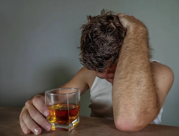 Jovem Bêbado Irritado Alcoólatra Desperdiçado Vestindo Sujo Singlet Beber Copo — Fotografia de Stock