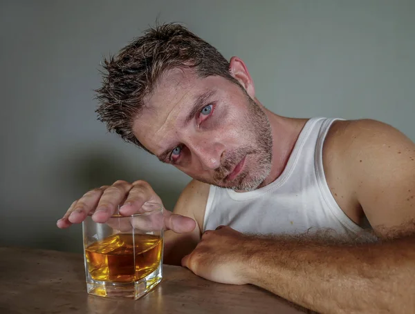 Fiatal Részegen Részeg Alkoholos Ember Elpusztít Viselt Piszkos Szingulett Whiskey — Stock Fotó