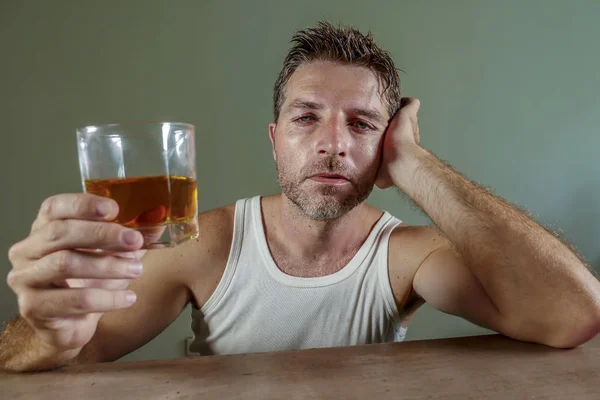Młody Zmarnowane Przygnębiony Człowiek Uzależniony Alkoholu Brudny Podkoszulek Picia Szklankę — Zdjęcie stockowe