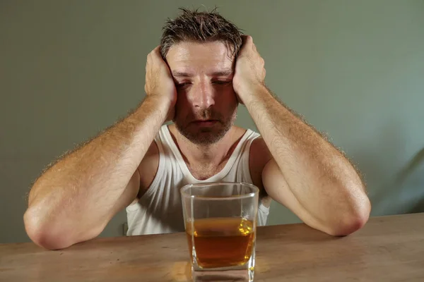 Joven Hombre Adicto Alcohol Desperdiciado Deprimido Sucia Singlet Vaso Whisky — Foto de Stock