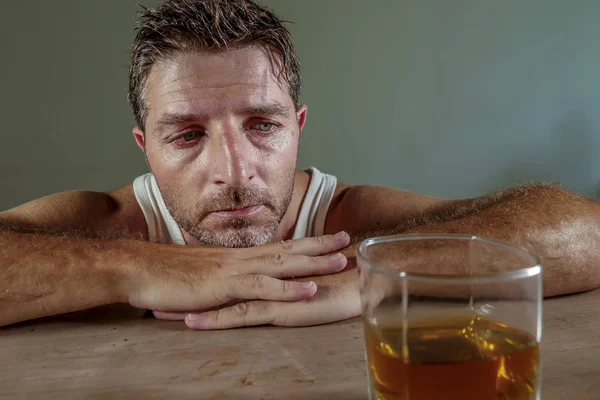 Mladá Zbytečně Depresi Alkohol Závislý Člověk Špinavé Tričko Pít Sklenici — Stock fotografie