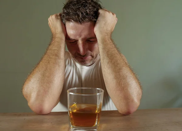 Молодой Пьяный Подавленный Алкоголик Грязном Стакане Виски Чувствующий Отчаянную Проблему — стоковое фото