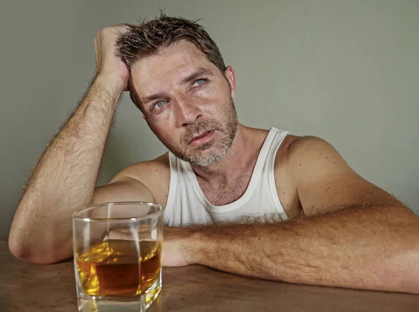 Joven Hombre Adicto Alcohol Desperdiciado Deprimido Sucia Singlet Vaso Whisky — Foto de Stock