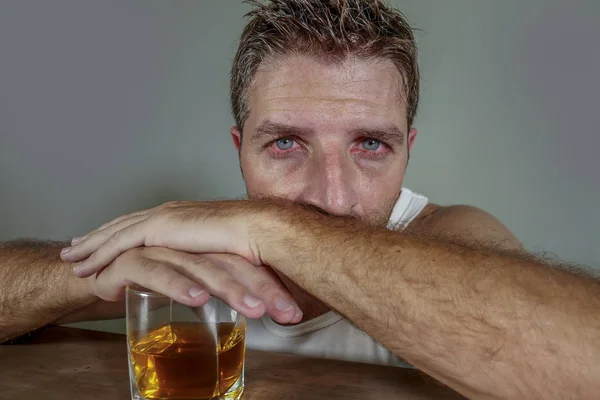 Giovane Alcolizzato Depresso Sprecato Uomo Sporca Singoletto Bere Bicchiere Whisky — Foto Stock