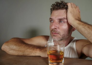 Genç israf ve kirli singlet viski duygu alkolizm sorunu ve alkol bağımlılığı izole arka planda alkollü kavramı üzerinde acı umutsuz bardak içme alkol bağımlısı adam depresif