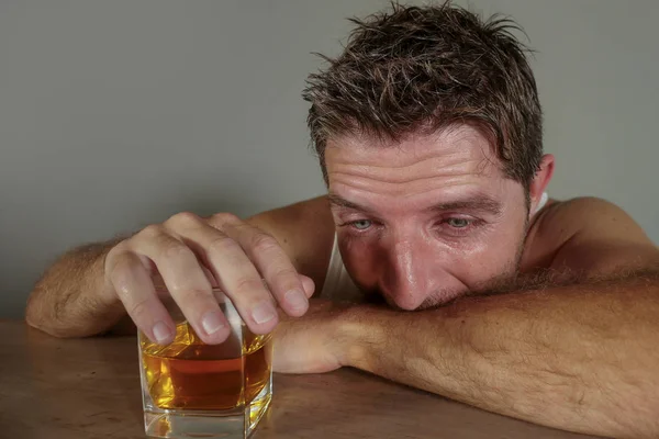 Joven Hombre Adicto Alcohol Desperdiciado Deprimido Sucia Singlet Vaso Whisky — Foto de Stock