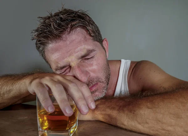 Joven Hombre Adicto Alcohol Desperdiciado Deprimido Sucia Singlet Vaso Whisky — Foto de Stock