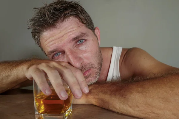 Giovane Alcolizzato Depresso Sprecato Uomo Sporca Singoletto Bere Bicchiere Whisky — Foto Stock