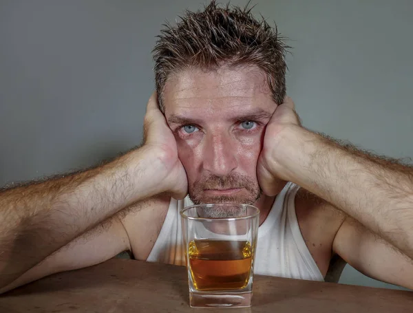 Giovane Alcolizzato Depresso Sprecato Uomo Sporca Singoletto Bere Bicchiere Whisky — Foto Stock