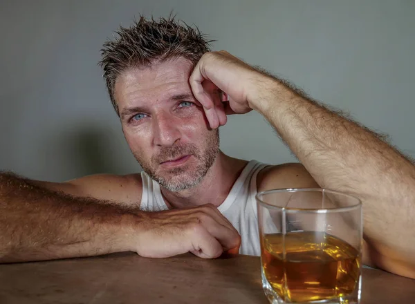 Giovane Alcolizzato Depresso Sprecato Uomo Sporca Singoletto Bere Bicchiere Whisky — Foto Stock