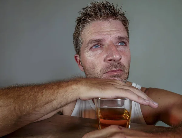 Młody Zmarnowane Przygnębiony Człowiek Uzależniony Alkoholu Brudny Podkoszulek Picia Szklankę — Zdjęcie stockowe