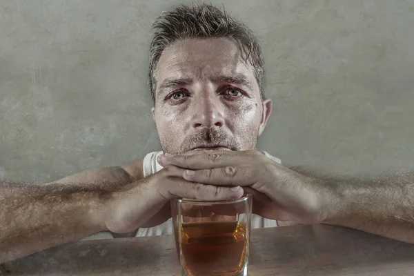 Giovane Alcolizzato Depresso Sprecato Uomo Sporca Singoletto Bere Bicchiere Whisky — Foto Stock