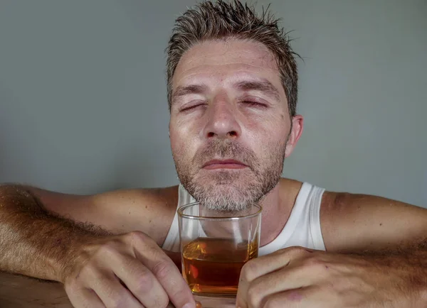 우울에 더러운 알코올 개념에 배경에 위스키의 유리를 마시는 알코올 중독자 — 스톡 사진