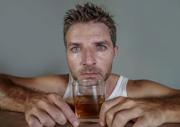 Joven Hombre Adicto Alcohol Desperdiciado Deprimido Sucia Singlet Vaso Whisky — Foto de Stock