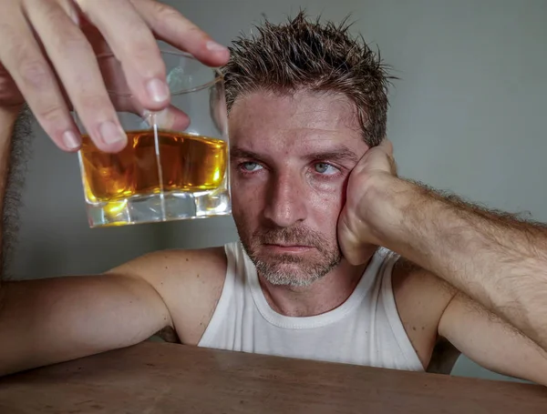 Giovane Alcolizzato Depresso Sprecato Uomo Sporca Singoletto Bere Bicchiere Whisky — Foto Stock