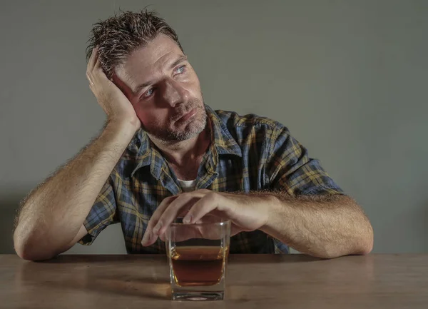 Młody Atrakcyjny Zmarnowane Przygnębiony Alkoholowe Uzależniony Człowieka Whisky Szkła Przemyślane — Zdjęcie stockowe