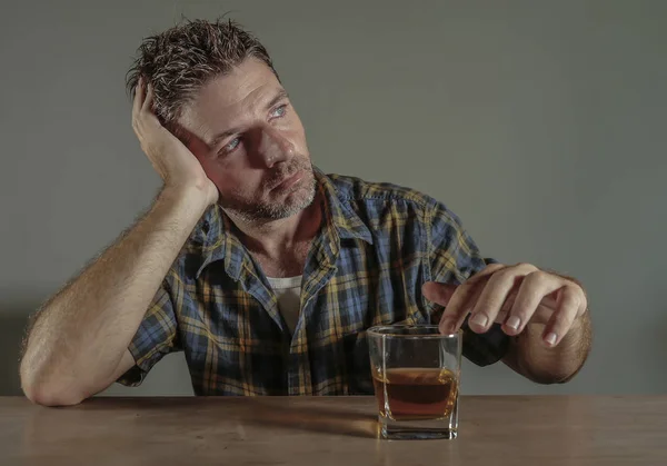 Jonge Aantrekkelijke Verspild Depressief Verslaafde Alcoholische Man Met Whisky Glas — Stockfoto