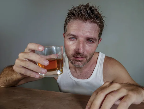 Jovem Bêbado Irritado Alcoólico Homem Desperdiçado Vestindo Sujo Singlet Beber — Fotografia de Stock