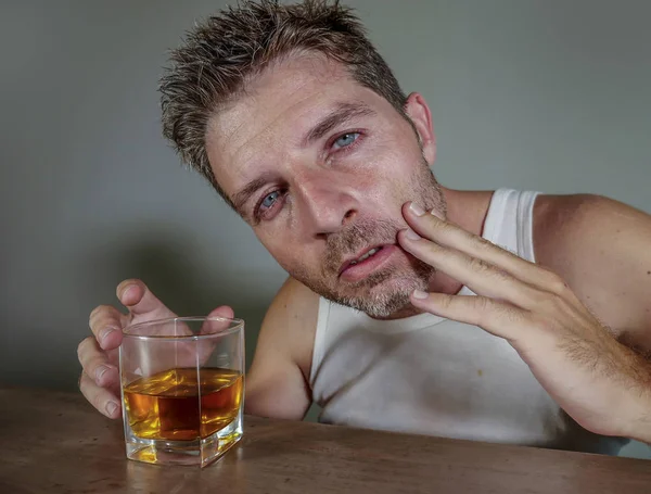 Jovem Bêbado Irritado Alcoólico Homem Desperdiçado Vestindo Sujo Singlet Beber — Fotografia de Stock