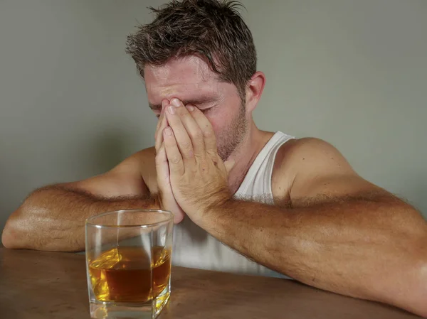 Joven Hombre Adicto Alcohol Desperdiciado Deprimido Sucia Singlet Vaso Whisky — Foto de Stock