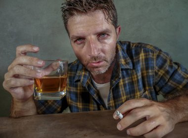 karışıklık ve israf genç adam alkollü içki viski cam sağlıksız alışkanlık kavramı ve alkol kötüye kullanımı alkolizm ve tütün bağımlılığı acı bakarak sigara sigara bağımlısı