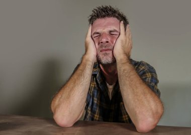 dramatik portre depresyon sorunu ve anksiyete krizi gri arka plan üzerinde izole acı umutsuz endişeli ve bunalmış duygu üzgün ve depresyonda delikanlı ağlama