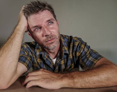 dramatik portre depresyon sorunu ve anksiyete krizi gri arka plan üzerinde izole acı umutsuz endişeli ve bunalmış duygu üzgün ve depresyonda delikanlı ağlama