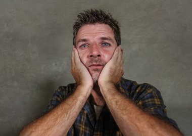 dramatik portre depresyon sorunu ve anksiyete krizi gri arka plan üzerinde izole acı umutsuz endişeli ve bunalmış duygu üzgün ve depresyonda delikanlı ağlama