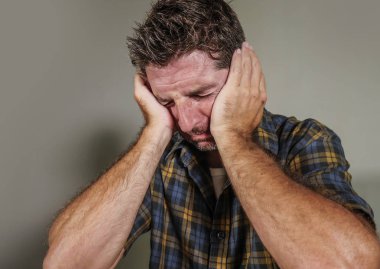 dramatik portre depresyon sorunu ve anksiyete krizi gri arka plan üzerinde izole acı umutsuz endişeli ve bunalmış duygu üzgün ve depresyonda delikanlı ağlama